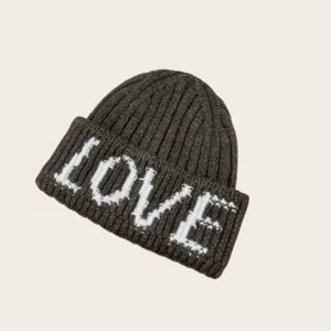 Joli bonnet en tricot gris foncé avec inscription blanche LOVE sur le revers plié.