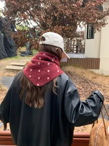Bufanda triangular de punto de invierno con patrón floral, detalle trasero para un estilo acogedor.