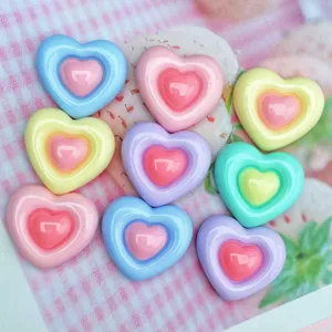 Dettaglio cabochon in resina a cuore bicolore lucido, ideale per forcine e lavoretti fai da te.