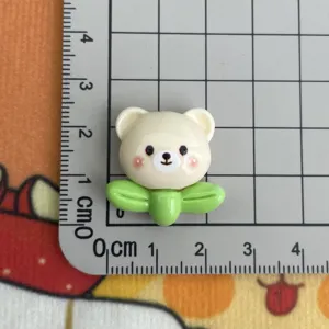 Glänzender Harz Bär Anhänger Detailansicht, ideal für DIY Handyhülle und Haarklammer Dekor.