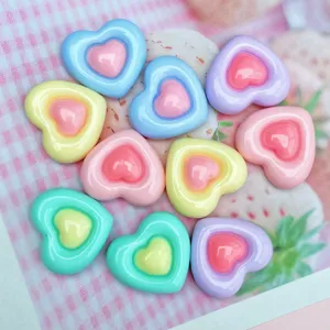 Cabochon in resina a cuore bicolore lucido per accessori per capelli e decorazioni fai da te.