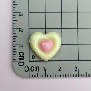 Ciondolo in resina a cuore bicolore lucido per fermagli per capelli fai-da-te e accessori.