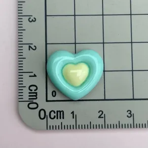 Accessorio in resina a cuore bicolore lucido, design a doppio strato per forcine e artigianato fai-da-te.