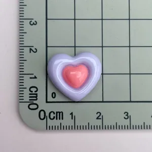 Ciondolo in resina a cuore bicolore lucido rosa e viola materiale per mollette fai da te.