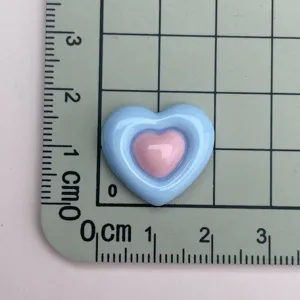 Ciondolo a cuore in resina lucida bicolore per fermagli per capelli e fai da te.
