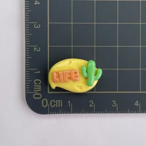 Breloque bulle de texte en résine brillante avec texte LIFE et cactus pour coque de téléphone.