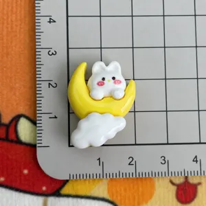 Detail des Mond-Hasen Kunstharz Charms auf Messgitter, ideal für DIY-Handyhüllen und Basteln.