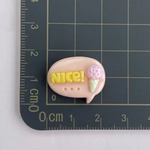Cabochon en résine en forme de bulle avec texte et cornet de glace pour loisirs créatifs.