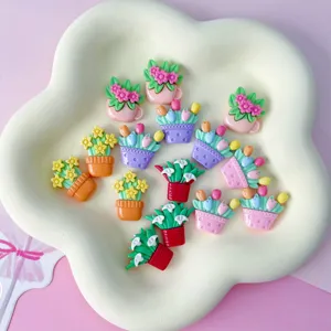 Detailansicht von bunten Harz-Tulpen und Blumentopf-Cabochons, ideal für DIY-Basteln und Deko.