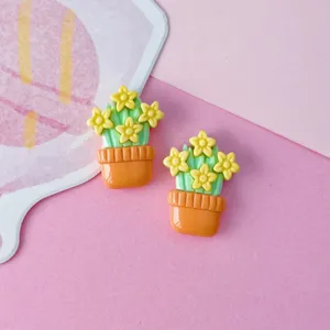 Detailansicht glänzender Harz-Topfblumen-Anhänger, ideal für DIY-Haarspangen und Bastelzubehör.
