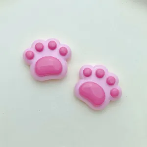 Detailansicht von Katzenpfoten Harz Charms, ideal für DIY Handyhüllen und Haarspangen.