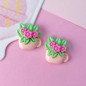 Nahaufnahme von glänzenden Harz-Blumentopf-Anhängern, ideal für DIY-Basteln und Haarnadeln.