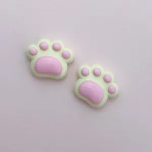 Süße Kunstharz Katzenpfoten Cabochons in Pastellgelb und Rosa, glänzendes DIY Zubehör.