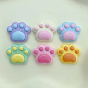 Bunte Harz Katzenpfote Cabochons Detailaufnahme, glänzende süße DIY Anhänger für Handyhüllen Klips.