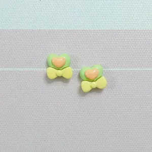 Resin heart bow detail shot, perfect for DIY phone cases and nail art decorations.