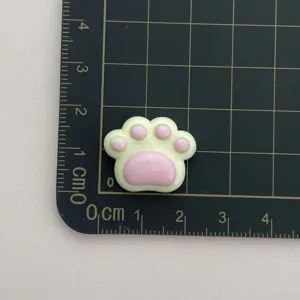 Harz Katzenpfote Cabochon Detail, glänzender rosa gelber DIY Handyhülle Anhänger Nahaufnahme