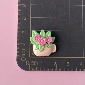 Harz Blumen Topf Anhänger Detailansicht, süße rosa Blumen mit grünen Blättern, glänzendes DIY.