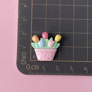Nahaufnahme Detail des bunten Harz Tulpen Blumenkorb Cabochons für DIY Basteln und Accessoires.