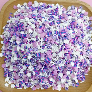 Gros plan de tranches en argile polymère colorée, idéal pour la déco de coques DIY et d'ongles.