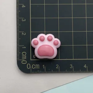 Rosa Harz Katzenpfote Anhänger Detail, süße DIY Handytasche Dekoration und Schmuckzubehör.