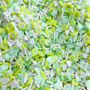 Gros plan de tranches de fruits en pâte polymère mélangées, idéal pour le slime et le nail art.