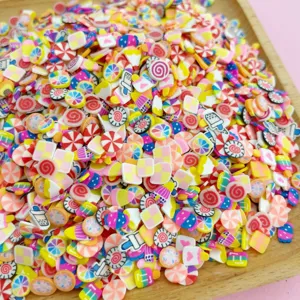 Gros plan de tranches de pâte polymère colorée, idéal pour coques DIY, slime et nail art.