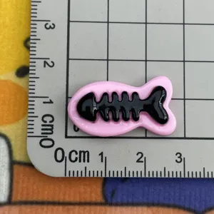 Cabochon en résine arête de poisson rose et noir accessoire DIY pour coque de téléphone.