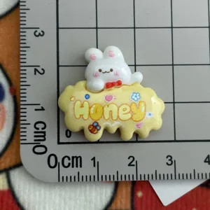 Amuletito de resina brillante con conejito y letra Honey para accesorios DIY de funda de móvil