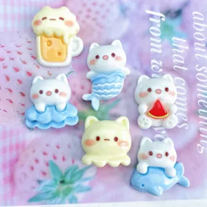 Primo piano di cabochon in resina di animali cartoni animati per fai da te e accessori.