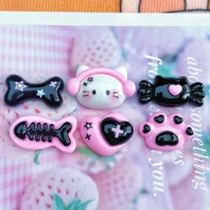 Ensemble de breloques en résine noir et rose, chat mignon et os pour coque de téléphone DIY.