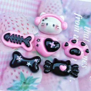 Ensemble de charms en résine noir rose, chat anime et os cabochons pour coque DIY.
