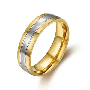 Anello elegante in acciaio al titanio bicolore con inserto spazzolato e finitura oro