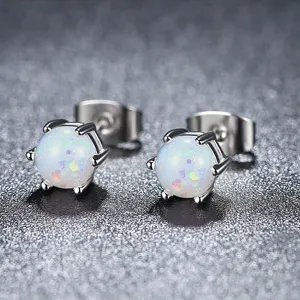 Elegante Unisex-Opal-Ohrstecker mit Sechs-Krallen-Fassung und irisierendem Regenbogenglanz