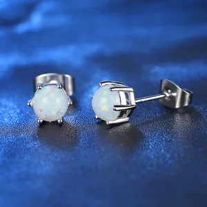 Elegante silberne Ohrstecker mit sechs Krappen und runden schillernden Opalen