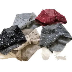Bufanda triangular de punto de invierno con bonito patrón de flores de colores contrastantes, cuello.