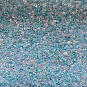 Gros plan détaillé de remplissage en résine mélangée bleue pour décoration artisanale DIY.