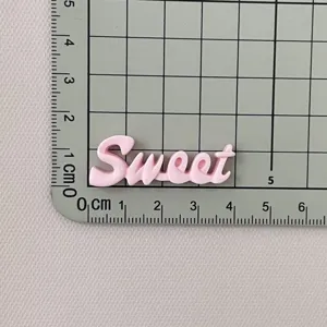 Ciondolo con lettera Sweet in resina rosa accessorio decorativo artigianale fai da te.