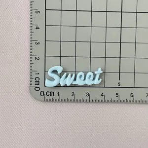 Ciondolo lettera Sweet azzurro in resina per artigianato DIY e decorazione tazza.