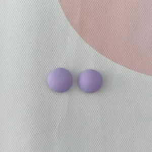Vista in primo piano di accessori in resina tondi viola per progetti artigianali personalizzati.