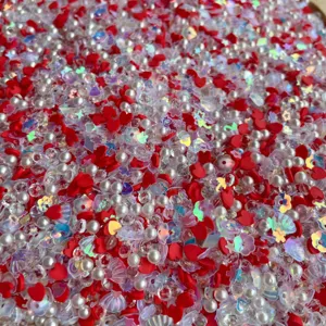Vue détaillée du mélange de perles cœur et paillettes holographiques pour la résine DIY.