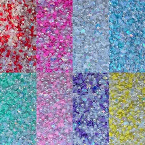 Mélange de perles en argile polymère et paillettes pour stylos DIY et loisirs créatifs.