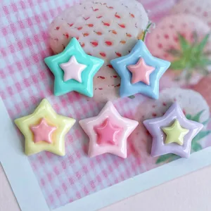 Vue rapprochée de charms étoiles en résine brillante, accessoires de bricolage doubles colorés.