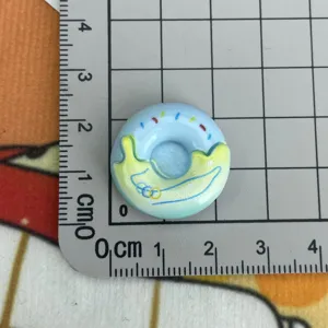 Ciondolo ciambella coniglietto in resina lucida accessorio fai da te per custodia e decoro.