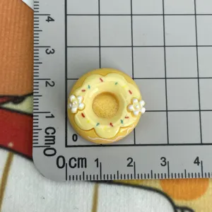 Cabochon in resina a ciambella gialla retro piatto, grazioso ciondolo fai da te per custodia e forcina.