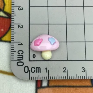 Accessorio artigianale fai da te fungo in resina, dettaglio, grazioso cappello rosa con stella.