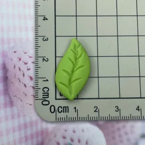 Green frosted leaf resin charm detail view, perfect for DIY phone case and hairpin crafts.