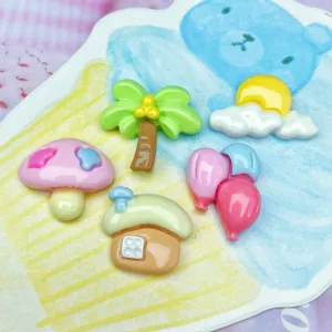 Mini set di ciondoli in resina lucida con palma e sole per decorazione custodia DIY.