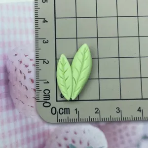 Matte green resin leaf cabochons for DIY hair clips and phone case craft accessories.
