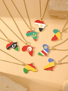 Detailansicht von goldenen Afrika-Karten-Halsketten mit verschiedenen Nationalflaggendesigns.