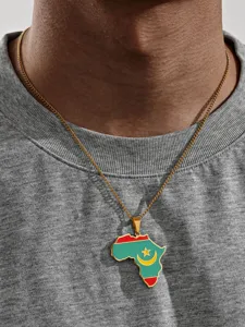Detailansicht der Halskette mit Mauretanien-Flagge und Afrika-Karte an einem Modell.